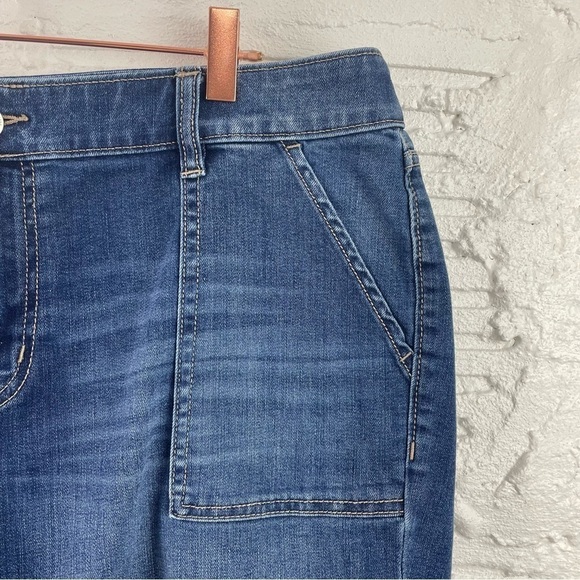 Lane Bryant Denim Mid-Rise Girlfriend Short Flex Magic Waistband Size 16 - Picture 3 of 10